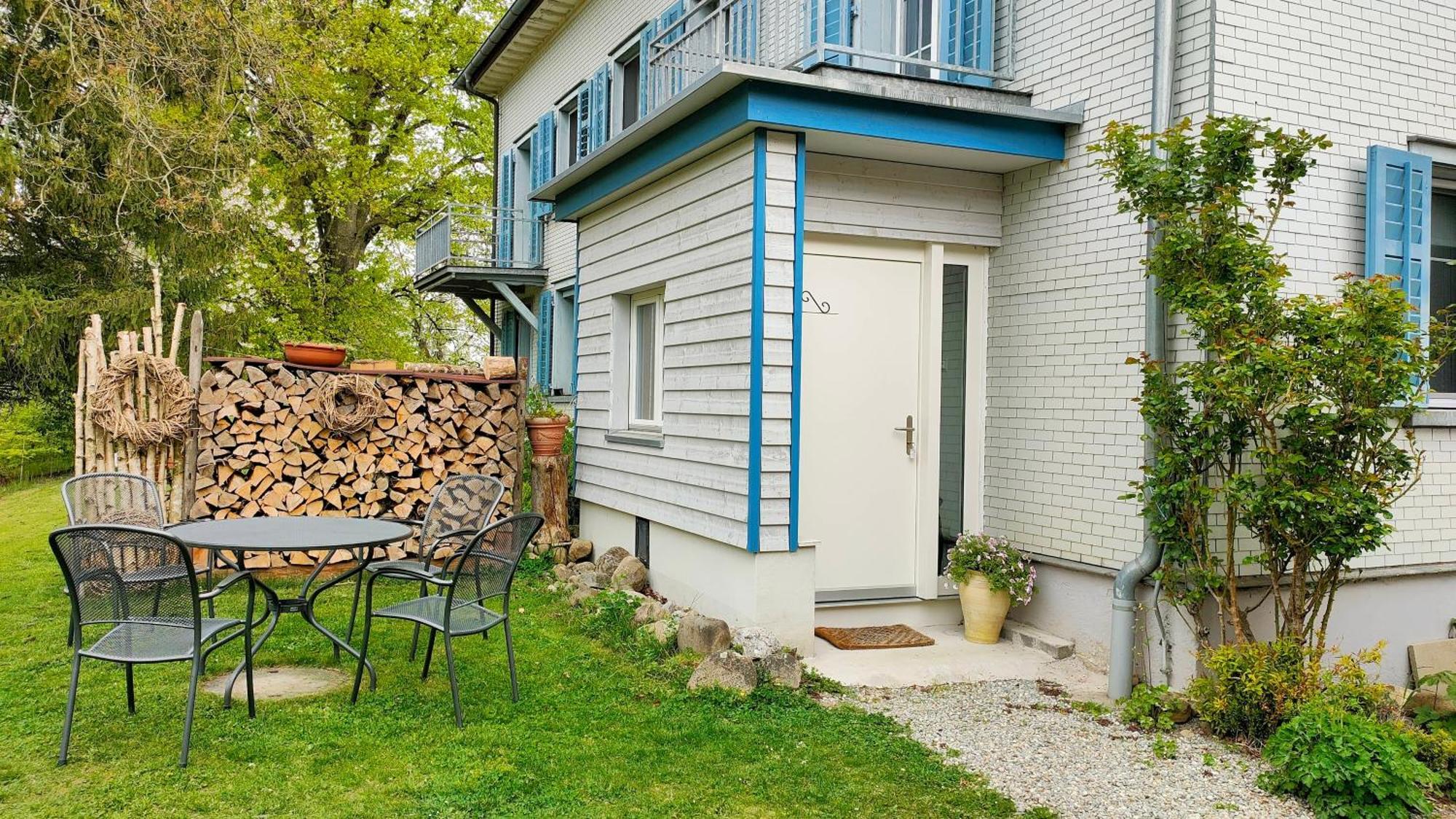 Seesicht Und Charmante Wohnung Bei Hanni Und Ueli Bottighofen Bagian luar foto