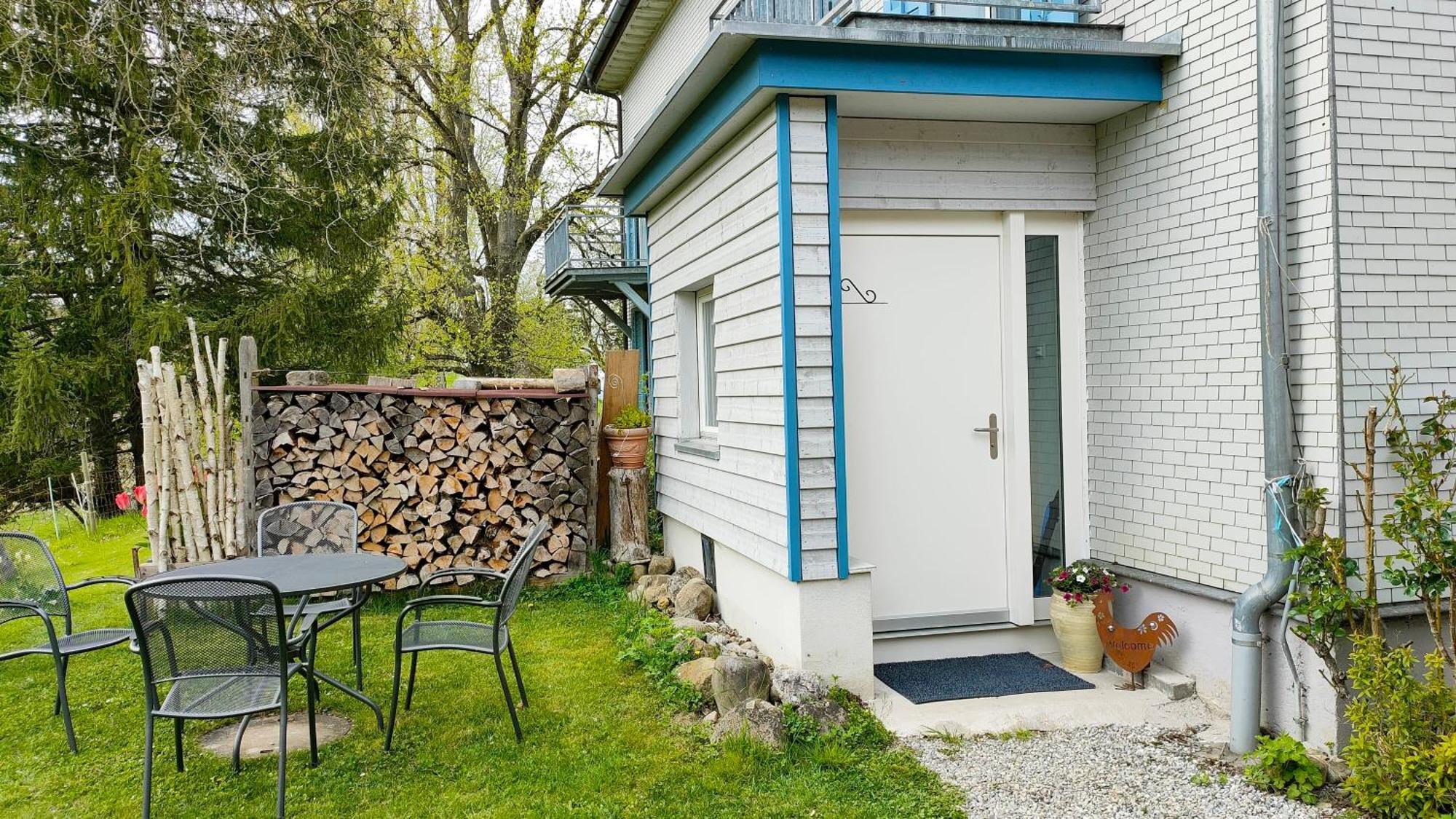 Seesicht Und Charmante Wohnung Bei Hanni Und Ueli Bottighofen Bagian luar foto